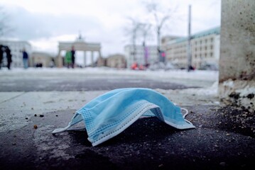 Atem Schutz Maske gegen Corona als Müll in der Stadt