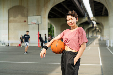 Fototapeta premium バスケットボールを持った女性