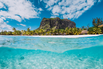 Tropische transparante oceaan met de berg Le Morne en luxe strand in Mauritius
