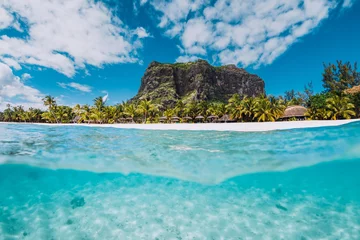 Foto auf Acrylglas Le Morne, Mauritius Tropischer, transparenter Ozean mit dem Berg Le Morne und Luxusstrand auf Mauritius