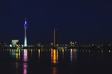Fototapeta na wymiar Skyline Düsseldorf bei Nacht