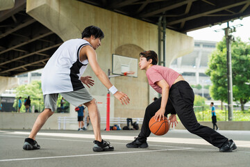 バスケットボールをする男女