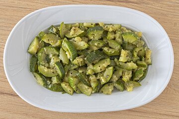 piatto ovale con zucchine trifolate vista dall'alto