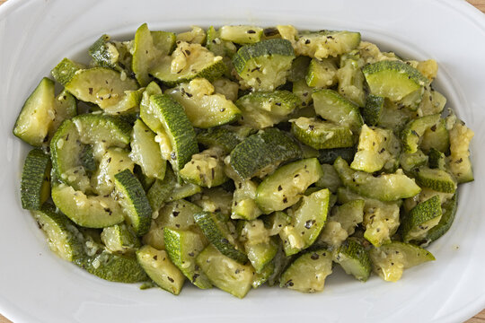 piatto ovale con zucchine trifolate vista dall'alto macro