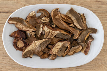 piatto con funghi porcini secchi in ammollati vista dall'alto