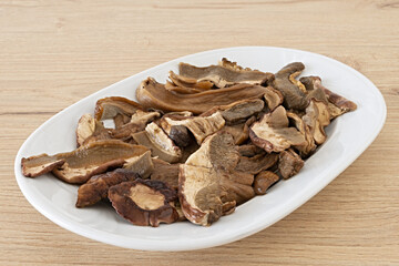 piatto con funghi porcini secchi in ammollati