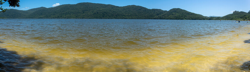 Florianópolis e a vista panorâmica da linda lagoa do Peri com suas águas  quentes em um tom...