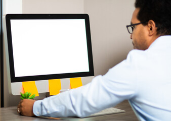 Fototapeta premium Hombre estudiante trabajando en computación. Empresario usando computador en casa. Marketing en Internet, trabajo independiente, trabajo desde casa, aprendizaje en línea, estudio de concepto.
