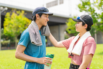 運動中に休憩する男女