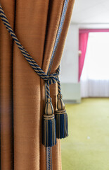 Vorhang mit Seil drapiert