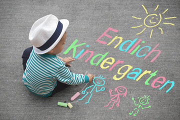 Junge malt mit Kreide - Endlich Kindergarten - 413264541