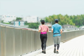 街中をジョギングする男女