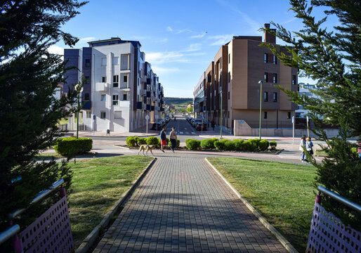 Calles vista desde un parque en primavera.