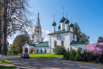 Fototapeta na wymiar Iglesia de Nikdy Rublenogo en la ciudad de Yaroslavl en Rusia
