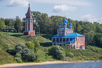 Iglesias y campanarios en las orillas del r&iacute;o Volga en Rusia