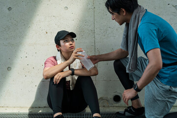 体調を崩した女性を気遣う男性