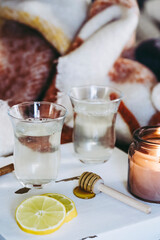 Verre transparent avec une infusion citron cannelle et miel, décoction pour la gorge - Tasses de thé dans une ambiance cozy à la maison