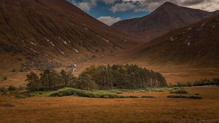 Scotland gory zielono potok chmury © Jaroslaw