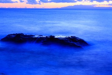 Fototapeta premium 神秘的な江ノ島海岸の夕焼けと岩