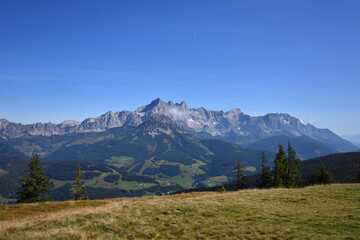 Fototapeta na wymiar Blick vom Rossbrand auf das Dachsteingebirge 