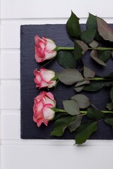Różowe róże trzy na czarnej kamiennej desce © Seance_Photo_Sylwia