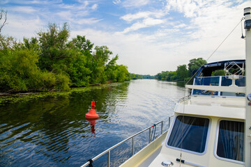 Urlaub auf dem Fluss mit dem Boot - Havelgewässer bei Brandenburg - Deutschland / Vacation on the...