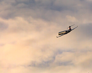 夕空に出発する飛行機