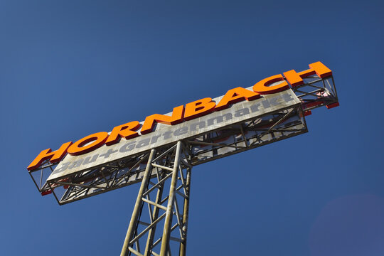 Hornbach, Logo vor blauem Himmel