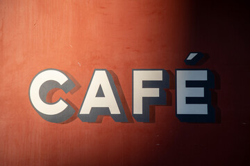 café, typographie peinte sur un mur
