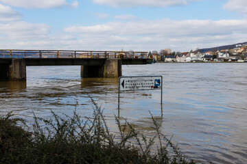 Fototapeta na wymiar Historische Brücke von Remagen bei Hochwasser