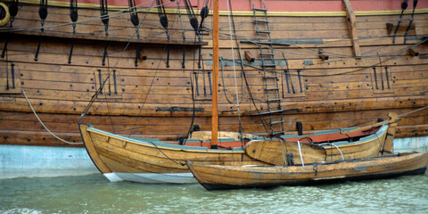 Batavia   Teilansicht mit Beibooten