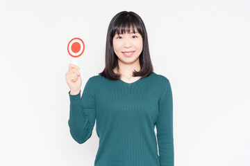 白背景の前でOKのプラカードを持っている女性