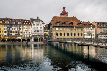Fototapeta na wymiar Bridge over Reuss river in Luzern city in Switzerland on an autumn day