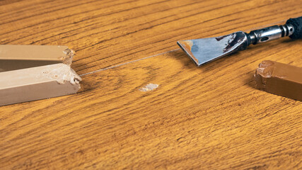 repair of damage to laminate and parquet with wax
