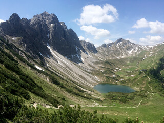 Fototapeta na wymiar View of the Traualpsee lake an mountain range in Austria