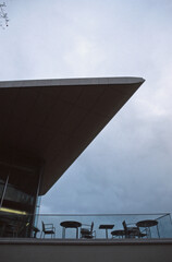 menschenleere Caf&eacute;terrasse