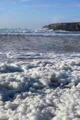écume sur la plage