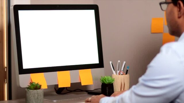 Hombre estudiante trabajando en computaci&oacute;n. Empresario usando laptop en casa. Marketing en Internet, trabajo independiente, trabajo desde casa, aprendizaje en l&iacute;nea. Educaci&oacute;n a distancia