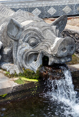 Fototapeta na wymiar Fontaine du palais aquatique de Tirta Gangga à Bali, Indonésie