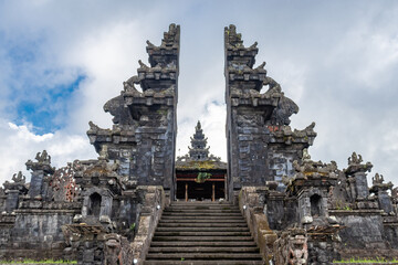 Porte du temple de Besakih à Bali, Indonésie