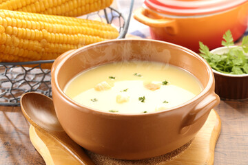 テーブルのコーンポタージュとトウモロコシ