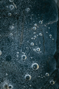 Close up sur de l'eau glacé avec des bulles - Arrière plan abstrait naturel ambiance givrée