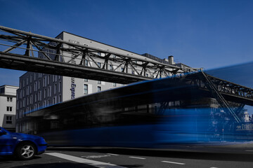 Naklejka premium bus langzeitaufnahme, wuppertal elberfeld 