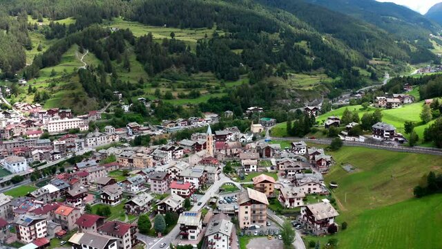 Bormio vecchia paese dal drone - Alta Valtellina - Valdidentro