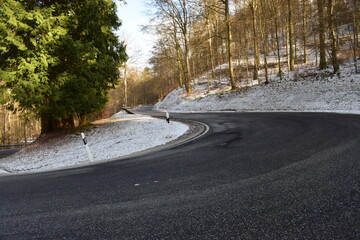 gewundene Eifelstraße über die Hohe Acht im Winter