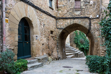 Obraz premium Paisajes y rincones del pequeño pueblo de Madremanya, en la comarca del Gironès, en el noreste de Catalunya