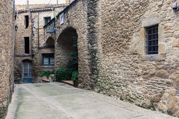 Fototapeta na wymiar Paisajes y rincones del pequeño pueblo de Madremanya, en la comarca del Gironès, en el noreste de Catalunya