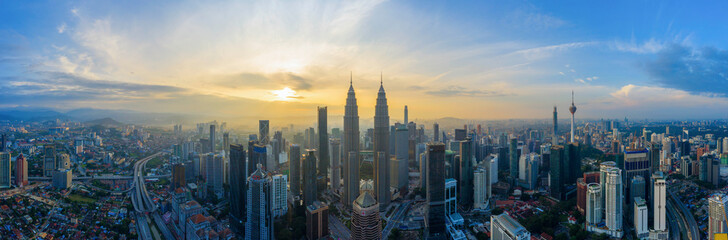 Panoramablick aus der Luft auf den Sonnenaufgang in der Skyline von Kuala Lumpur