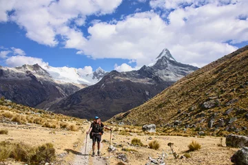 Stoff pro Meter Alpamayo Trekking entlang des Artesonraju, dem Gipfel, der das Logo von Paramount Pictures inspirierte, Santa Cruz Trek, Cordillera Blanca, Ancash, Peru