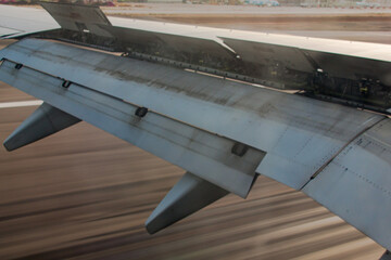 Flug nach Israel mit El Al mit Sicht auf Flügel und Bremsklappen